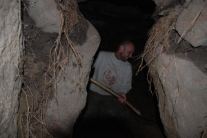 Et kik ind i jættestuens indgang, hvor Jacob er ved at skovle jorden ud